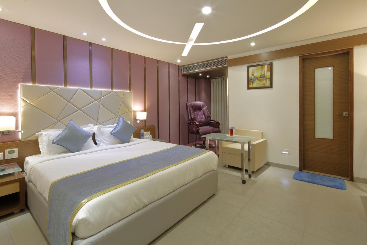 Hotel Pragati The Grand Ахмедабад Экстерьер фото