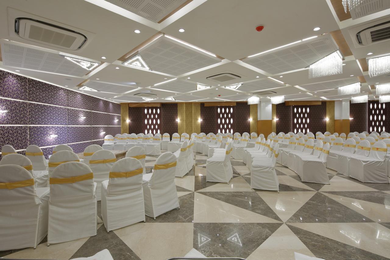 Hotel Pragati The Grand Ахмедабад Экстерьер фото