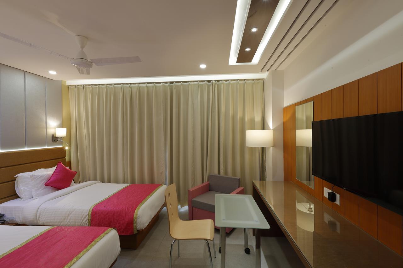Hotel Pragati The Grand Ахмедабад Экстерьер фото