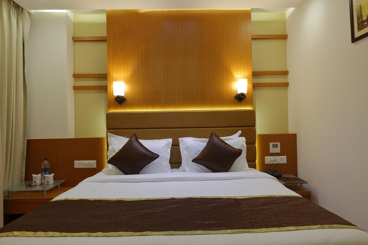 Hotel Pragati The Grand Ахмедабад Экстерьер фото