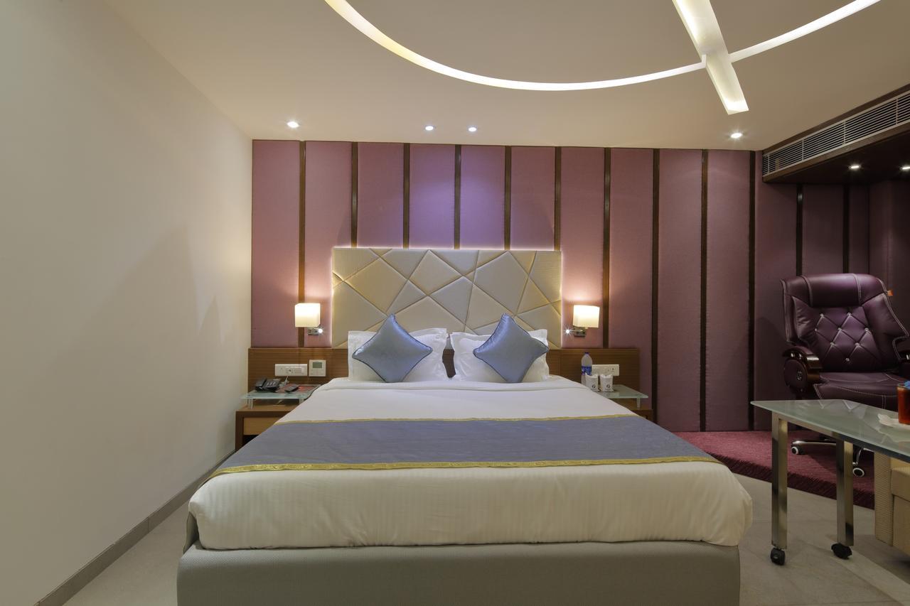 Hotel Pragati The Grand Ахмедабад Экстерьер фото