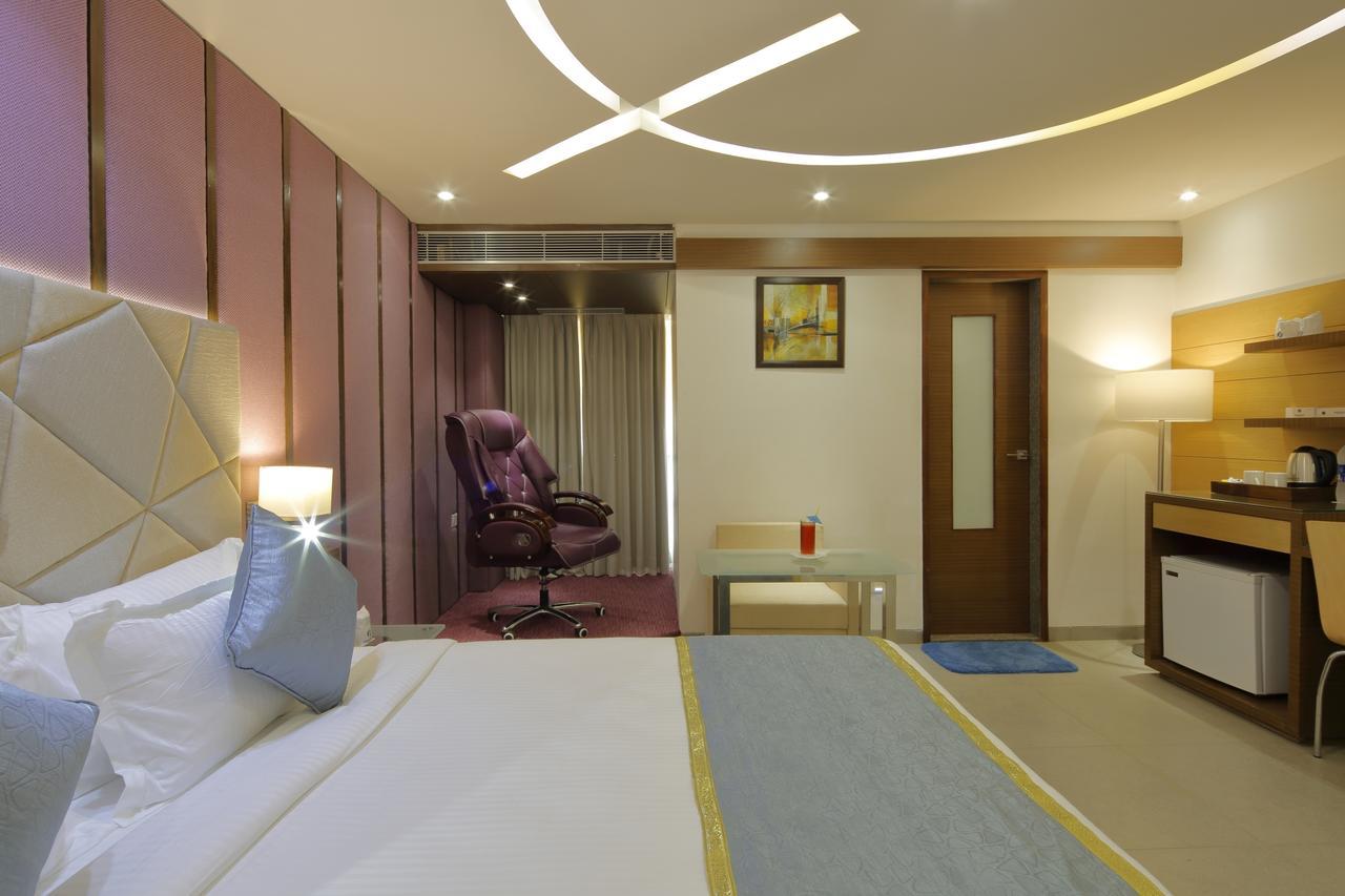 Hotel Pragati The Grand Ахмедабад Экстерьер фото